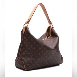 Delightful mm Louis Vuitton. Louis Vuitton stamped shoulder strap.